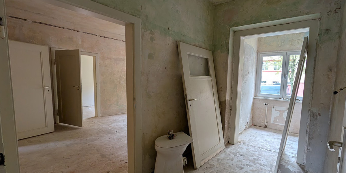 Wohnzimmer und Flur in Sanierung