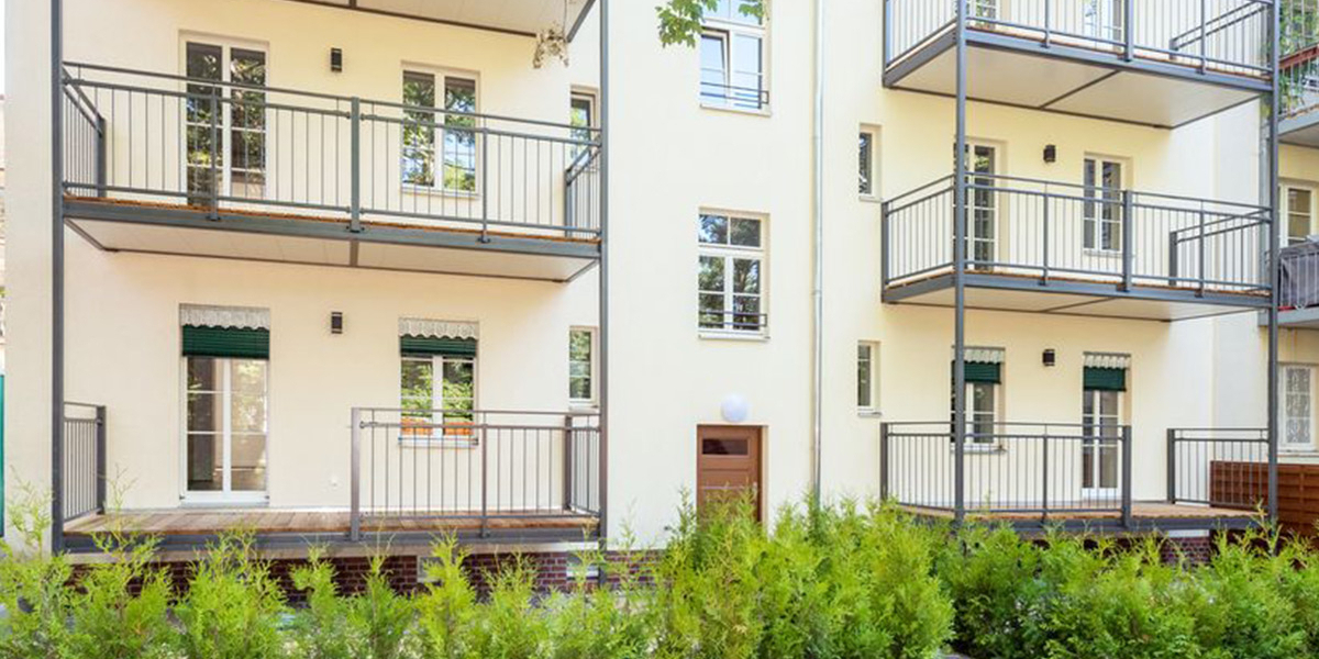 Hausansicht Rückseite mit Balkon und Terrasse